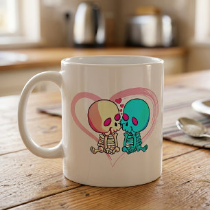 Romantisches Skelett-Paar, das in einem rosa Herze Kaffeetasse