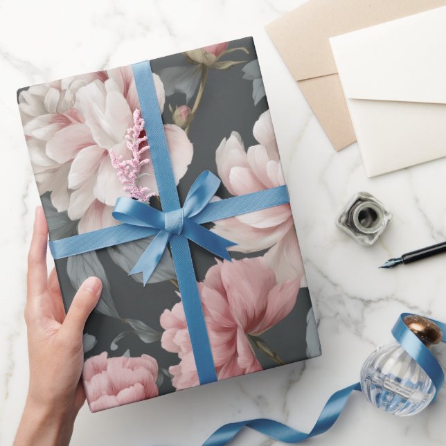 Romantisches verstaubtes rosa Pfingstrosen graues  Geschenkpapier (Schenken)