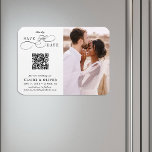 Romantisches Wirbles Script QR Code Save the Date  Magnet<br><div class="desc">Dieses romantische Drehbuch Ankündigung Datum freihalten Magnet ist perfekt für eine einfache Hochzeit. Das minimalistische Schwarz-Weiß-Design zeichnet sich durch elegante und romantische Wirble Kalligraphie-Schriftzeichen mit QR-Code und Foto aus. Für eine weiter gehende Anpassung dieses Designs klicken Sie bitte auf den BUTTON BLAU DESIGN TOOL oben!</div>