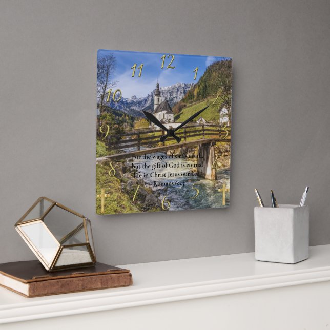 Römer 6:23 Kirche in der Nähe des Berges mit Fluss Quadratische Wanduhr (Büro)