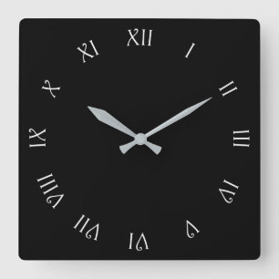Römische Zahlen mit weißem Skript auf schwarzem Gr Quadratische Wanduhr