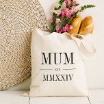 römisches Jahr Tragetasche<br><div class="desc">Diese minimalistische Tasche, die eine schicke Mumie feiern soll, ist mit "Mama" oder der Wahl des Spitznamen in schwarzen Serifenbuchstaben eine moderne Tasche. Mit dem Jahr, in dem sie zu einer Mutter wurde, in eleganten römischen Ziffern für eine schicke Touch.</div>