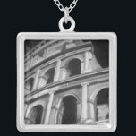 Römisches Kolosseum mit architektonischen Zeichnun Versilberte Kette<br><div class="desc">Ein Bild des römischen Kolosseums mit architektonischen Zeichnungen der Bögen. Einer der neuen sieben Weltwunder,  beeinflusst der Stil des Gebäude noch heute das moderne Design. Ein großartiges Geschenk für jemanden,  der Architektur Liebe oder das antike Rom studiert.</div>