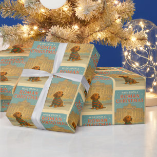 Römisches Weihnachten – Süßer Hund im Pullover bei Geschenkpapier