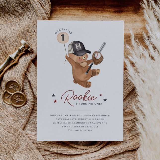 Rookie 1. Geburtstagsbär Einladung (Zazzle Rookie 1st Birthday Bear Invitation)
