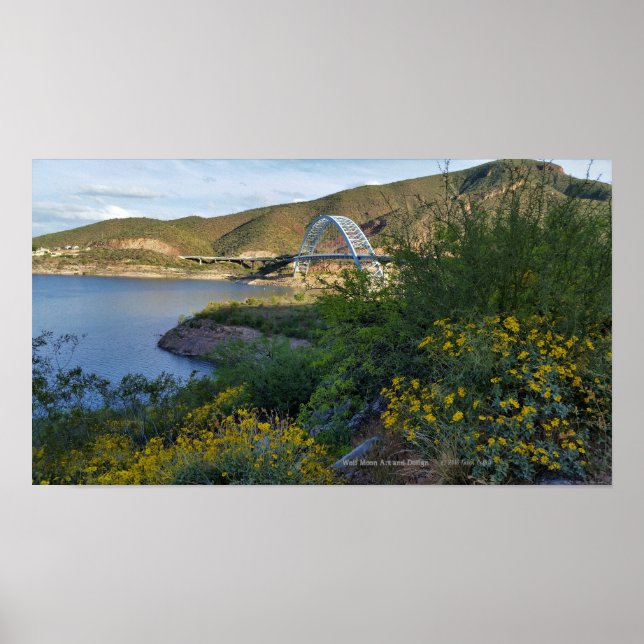 Roosevelt Lake Bridge Arizona Gelbe Wildblumen Poster (Vorne)