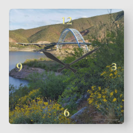 Roosevelt Lake Bridge Arizona Gelbe Wildblumen Quadratische Wanduhr