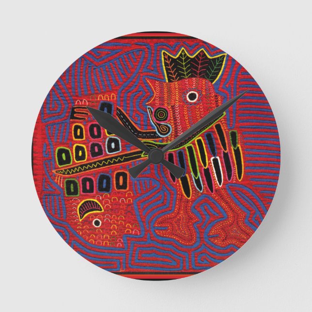 Rooster Scaling a Fish with a Machete Runde Wanduhr (Vorderseite)