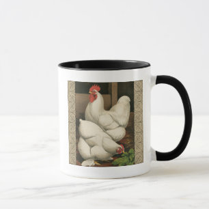 Roosters & Hen außerhalb von Hen House mit weißer Tasse