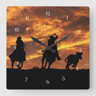 Roping Cowboys im Sonnenuntergang Quadratische Wanduhr