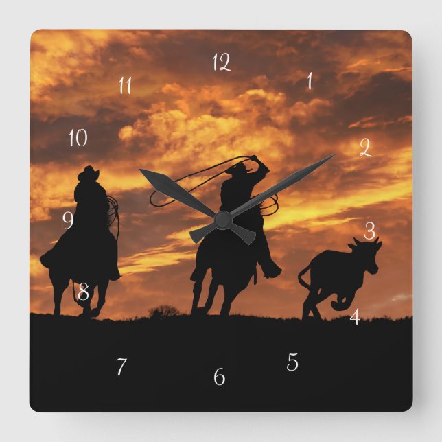 Roping Cowboys im Sonnenuntergang Quadratische Wanduhr (Vorderseite)