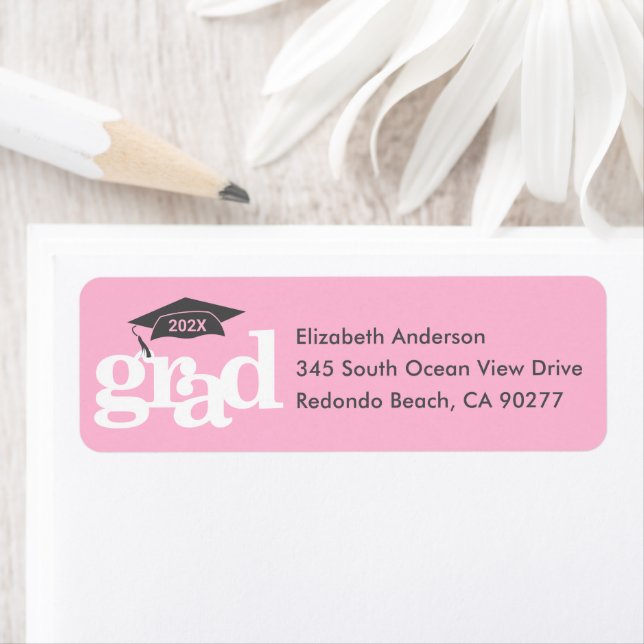 Rosa Abschluss Bold Modern Type Grau Cap Adresse (Insitu)