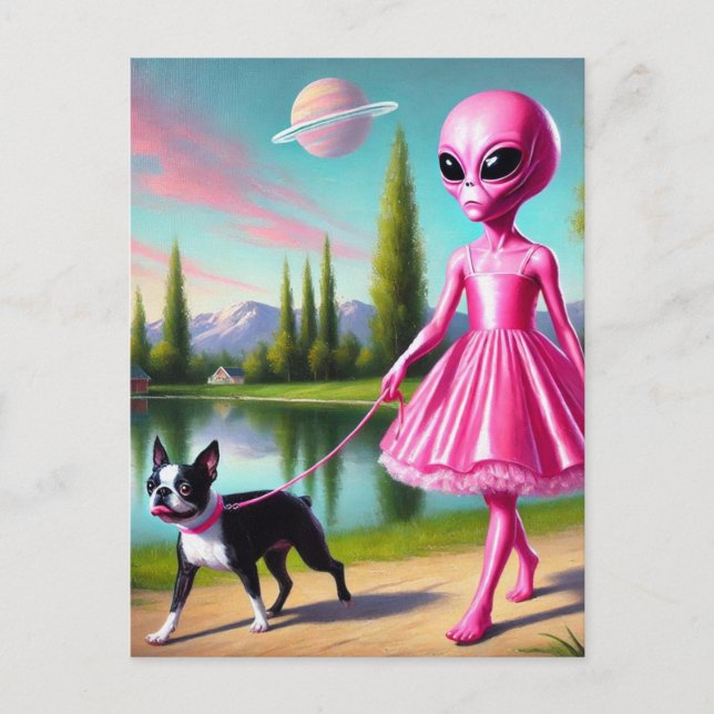 Rosa Alien, die ihre Boston Terrier betritt Postkarte (Vorderseite)