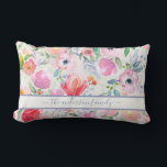 Rosa Aquarellblumen - Familienname Lendenkissen<br><div class="desc">Romantischer, böhmischer, boho-Stil. Weiche, feminine Blume in Rosa, Grün und Pfirsichfarben mit grünem Blattwerk auf weißem Hintergrund. Personalisieren und fügen Sie Ihren Namen oder Familiennamen mit einem lavenderfarbenen modernen handgeschriebenen Skript mit Swashes hinzu. Um die Swashes behalten, löschen Sie nur den Beispielnamen, verlass die Leerzeichen oder Emoji's vor und nach...</div>