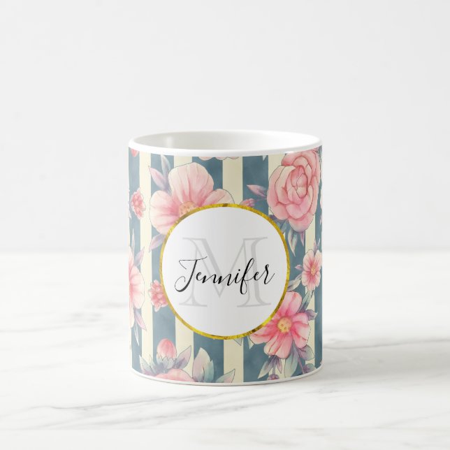 Rosa Aquarellfarben-Blume auf Streifen Monogramm Kaffeetasse (Mittel)
