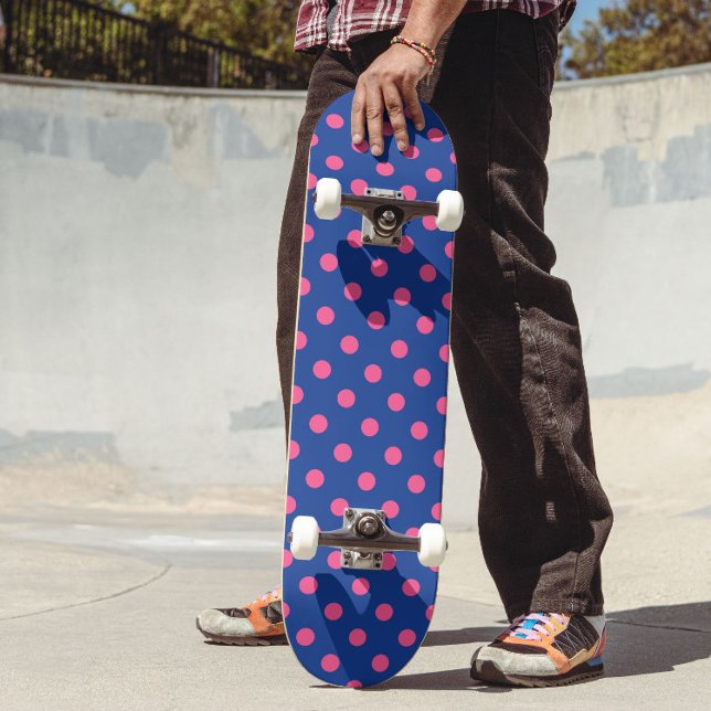 Rosa auf blauem Punkte-Muster-Design Skateboard (Von Creator hochgeladen)