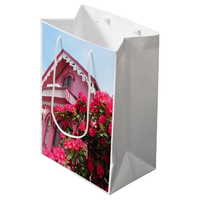Rosa auf Rosa - Martha's Vineyard Medium Gift Bag Mittlere Geschenktüte (Vorderseite Schrägansicht)