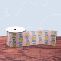 Rosa Band mit Kacheln aus Büchern und kleinen Blum