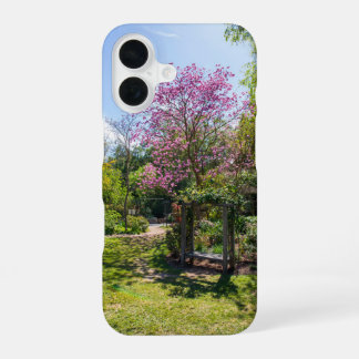 Rosa Bäume im Garten von Descanso Gardens iPhone 16 Hülle