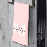 Rosa Bezeichnung Monogramm Geschirrtuch<br><div class="desc">Personalisiertes Farbpinsel Erstname Monogram Küchentuch. Fügen Sie Ihrer Küche eine Touch Eleganz mit diesem schicken mit Monogramm Handtuch hinzu. Es wurde für einen dreifach gefalteten Stil konzipiert und bietet einen weichen rosa Hintergrund, einen fett weißen Initial und einen fließenden schwarzen Skriptnamen, der ein personalisiertes und raffiniertes Aussehen bietet. Dieses Handtuch...</div>