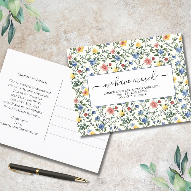 Rosa Blau-Gelbe Wildblumen Cotgcore-Bewegung Ankündigungspostkarte (Pink blue yellow wildflowers cottagecore moving announcement postcard. )