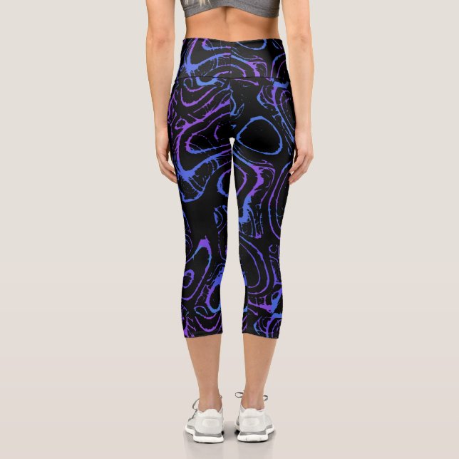 Rosa Blau und Schwarz Abstrakt Capri Leggings (Rückseite)