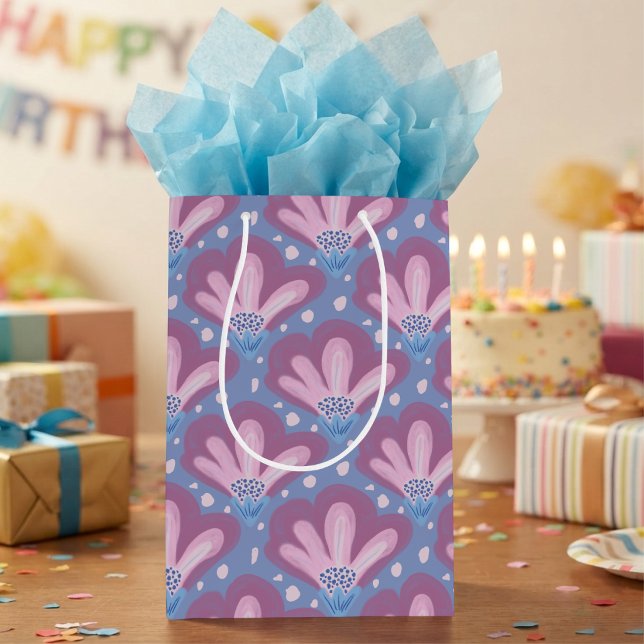 Rosa blaue Blume Mittlere Geschenktüte (Perfect for anyone. Cute painted flowers bring a little playfulness to your gift.)