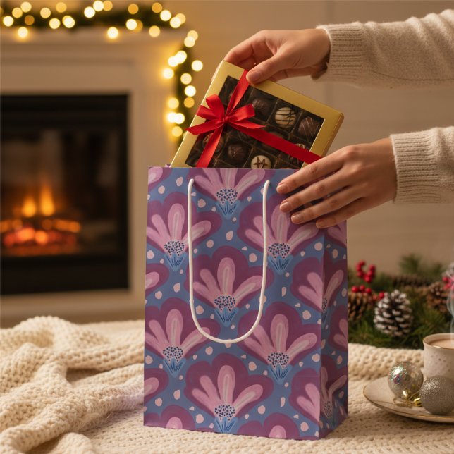 Rosa blaue Blume Mittlere Geschenktüte (Perfect for anyone. Cute painted flowers bring a little playfulness to your gift.)