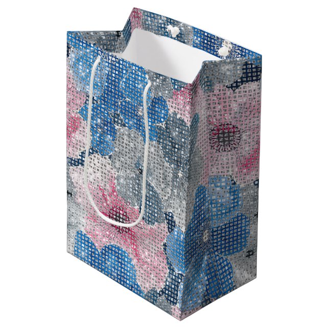 Rosa Blaue Blumen Mittlere Geschenktüte (Vorderseite Schrägansicht)