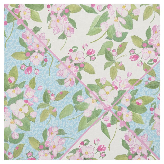 Rosa Blossom auf dem Patchwork der blauen und weiß Stoff (Muster)