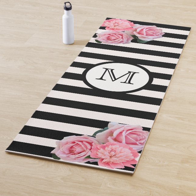 Rosa Blume an Schwarz-weißen Streifen, Monogramm Yogamatte (Beispiel)
