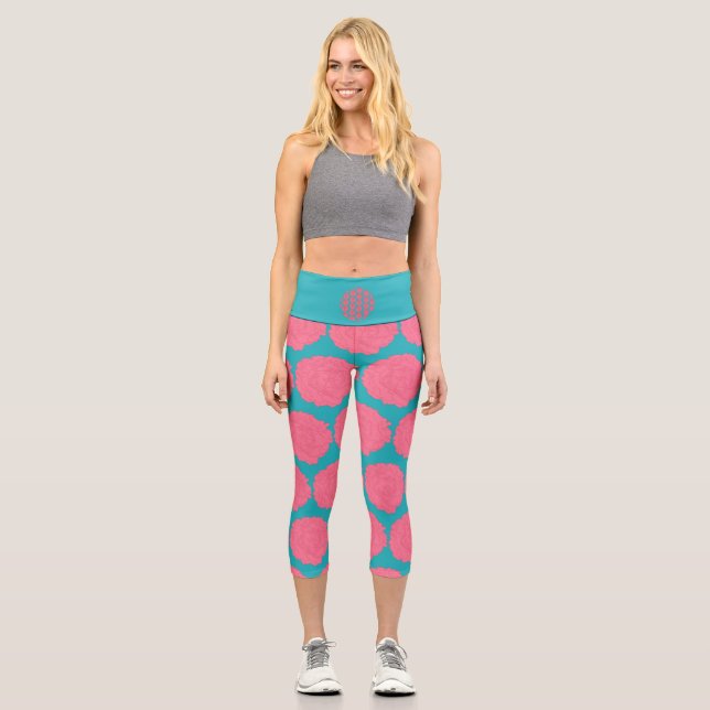Rosa Blume auf blauromantischem Hintergrund Capri Leggings (Vorderseite)