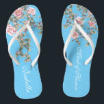 Rosa Blume Blau Hintergrund Hochzeitsgeschenke Flip Flops<br><div class="desc">Die Flops sind mit rosa Blume Illustration auf hellblauem Hintergrund und einem klassischen Hochzeitstil Typografie. Dieses elegante Flip-Flops-Paar ist ein wunderschönes und unvergessliches Geschenk für das Mitglied des Brautparty: Brautstamm, Brautmädchen, Brautmutter, Trauzeugin... und ein stilvolles Glam zu Ihrem Hochzeitstag, Junggeselinnen-Abschied oder anderen Feiern. -Zeile Anpassen mit dem Text mithilfe der...</div>