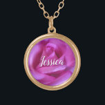 Rosa Blume Foto Individuelle Name Script Modern Vergoldete Kette<br><div class="desc">Ein nahes Foto einer lebhaften rosa Rose will zum "Stoppen und Riechen der Blume". Entspannen Sie sich und inhalieren Sie die Schönheit dieses Fotos, wenn Sie diese atemberaubende, schöne Fotografie personalisierten Namen charme Halskette tragen. Diese Halskette ist in kleinen, mittleren und großen Größen sowie in quadratischer und kreisförmiger Form erhältlich....</div>