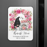 Rosa Blume Gnome Wedding Danke Karte Magnet<br><div class="desc">Personalisierte Hochzeitsgarantie dank Magnet-Favoriten für Ihre Gäste,  mit einem Braut- und Bräutignosplach und einer rosa Blume Bogenzeichnung. Bearbeiten Sie die Kartenvorlage mit einem Datum und den Namen der Neuvermählten.</div>