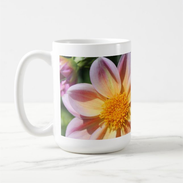 rosa Blume, hellgelbes Zentrum - Makro-Foto Kaffeetasse (Links)
