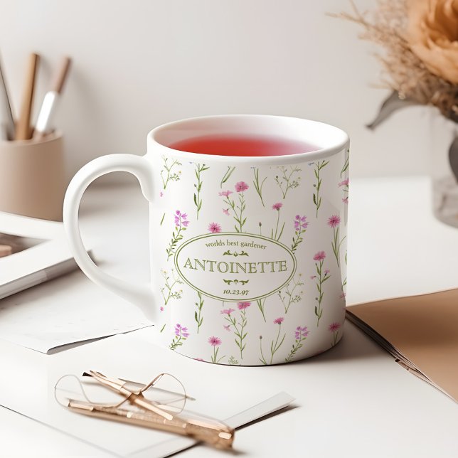 Rosa Blume Illustrierter Name und Geburtsdatum Kaffeetasse (Von Creator hochgeladen)