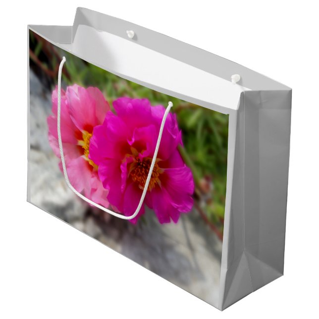 Rosa Blume in der Sonne Große Geschenktüte (Vorderseite Schrägansicht)