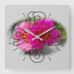Rosa Blume in der Sonne Quadratische Wanduhr