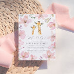 Rosa Blume Mama & Baby Giraffe Girl Babydusche Einladungspostkarte<br><div class="desc">Eine tolle Babydusche fängt mit tollen Einladungen an, und wir haben dich überzogen got! Dieses charmante Design besticht durch eine Grenze zwischen rosa Aquarellfarben und einer Mami- und Babygiraffe. Unter den Giraffen befindet sich "Oh baby!" in einem eleganten Skript-Schriftart und Ihre individuellen Duschdetails. Diese Karten kehren zu einer pastellrosa Farbe...</div>
