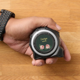 Rosa Blume und Blätter auf dunkelgrün Maßband