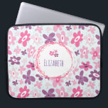 Rosa Blume und blaue Herzen Niedlich Whimsical Laptopschutzhülle<br><div class="desc">Laptop-Ärmel mit niedlichem Blumenmuster. Besteht aus rosa und lila unregelmäßigen Blume in einem Retro-60er-Groovy-Stil. Oft verblasste kleine blaue Herzen,  pfeffern Sie den Hintergrund auf einem blass blauen Hintergrund. Ein weißer Kreis mit niedlich rosa Rahmen mit Punkten und Spritzern mit Ihrem Namen oder einem anderen benutzerdefinierten Text in der Mitte.</div>