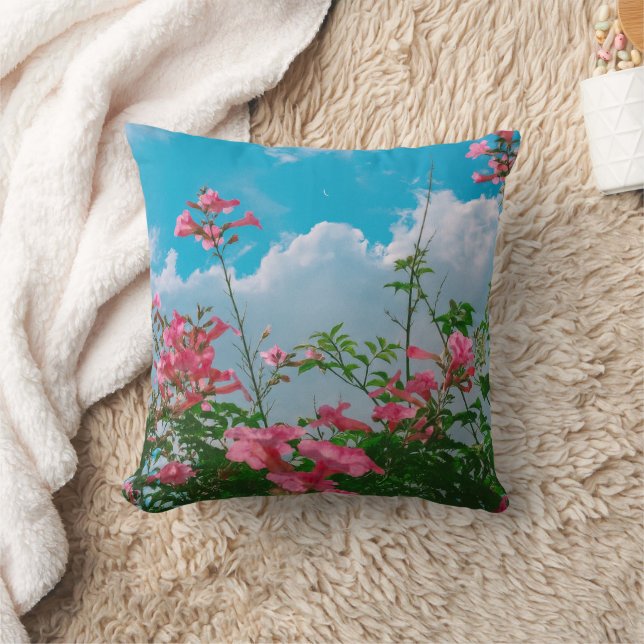 Rosa Blume unter blauem Himmel mit Wolken - Natur Kissen (Decke)