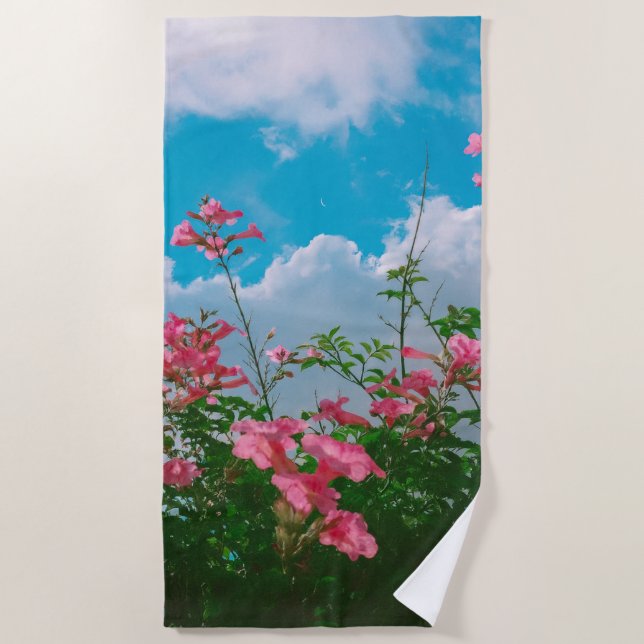 Rosa Blume unter blauem Himmel mit Wolken - Natur Strandtuch (Vorderseite)