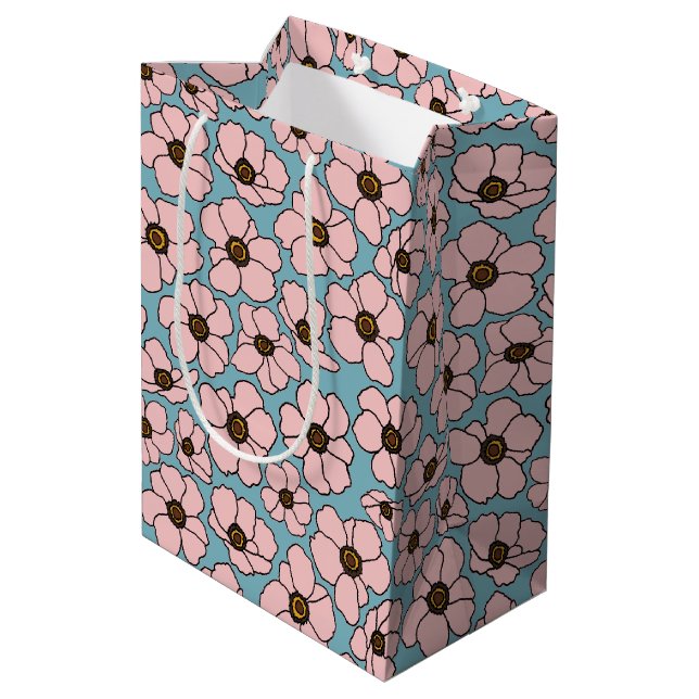 Rosa Blumen auf Blau Mittlere Geschenktüte (Rückseite Schrägansicht)