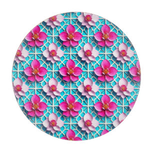 Rosa Blumen auf einem geometrischen blauen Hinterg Schneidebrett