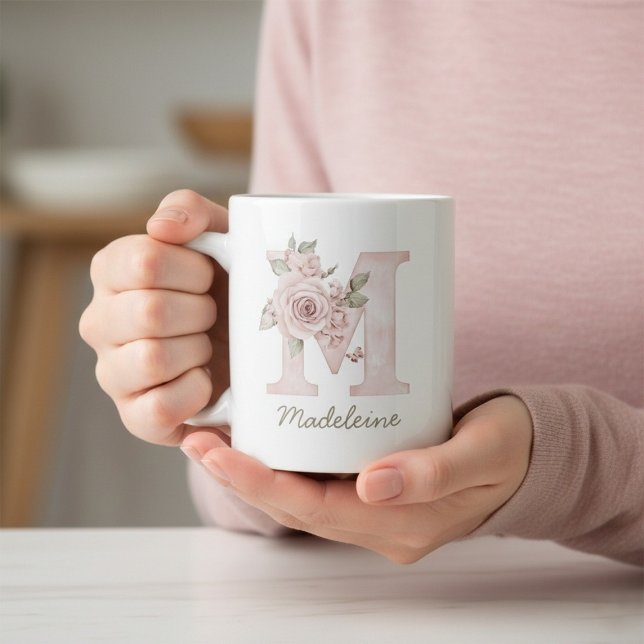 Rosa Blumenmonogramm Feminines Tassen - Buchstabe  (Blush Floral Monogram Feminine Mug - Letter M)
