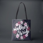 Rosa Blumenreath Navy Blue Mother of the Bride<br><div class="desc">Tote Tasche in marineblau mit Mutter der Braut in Weiß in einem Kranz aus rosa und dunkelvioletten Blume geschrieben.</div>