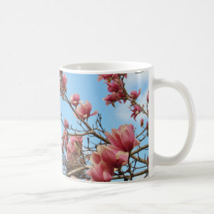 Rosa Blüten auf dem Baumzweig mit Vogelnest Tasse