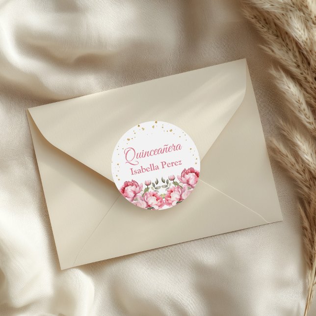 Rosa Blüten und Gold Glitzer Quinceanera Runder Aufkleber (Blush Pink Floral and Gold Glitter Quinceanera Classic Round Sticker on an elegant envelope.)